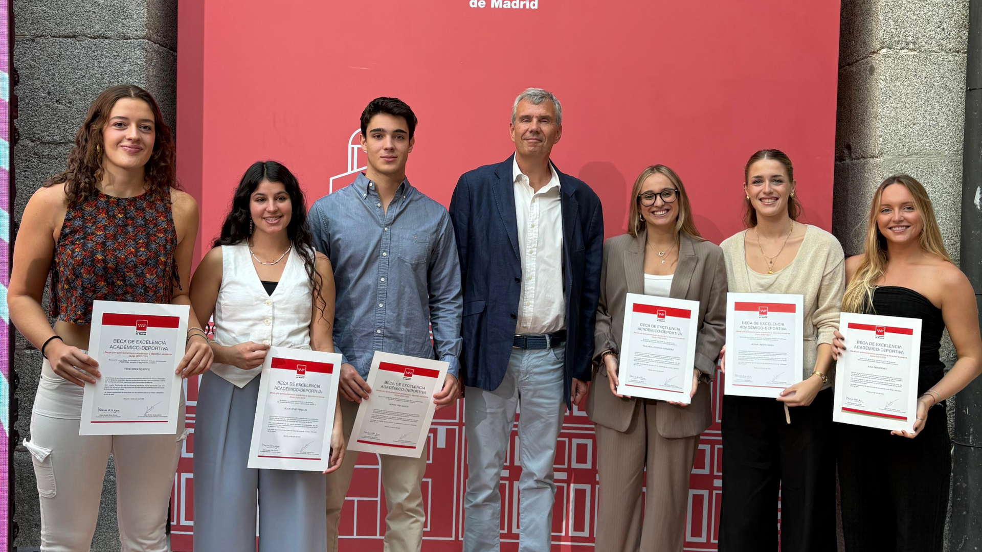Irene Briceño y Adrián Díaz becados por su excelencia académico-deportiva